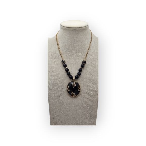 Black Faceted Gold Leaf Filigree Detailed Pendant Necklace - Picture 4 of 7